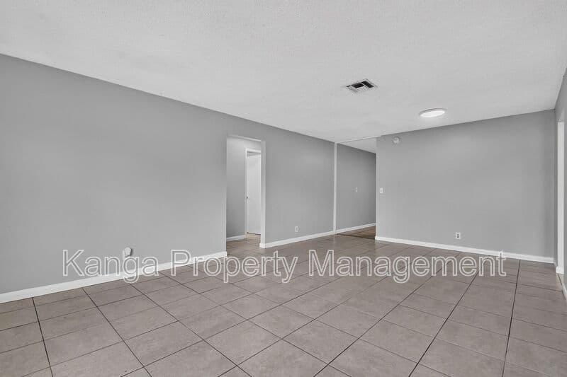 Riviera Beach House: 1037 W 28Th St