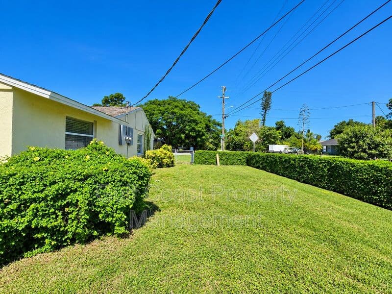 Bradenton House: 3104 49th Ave Drive West