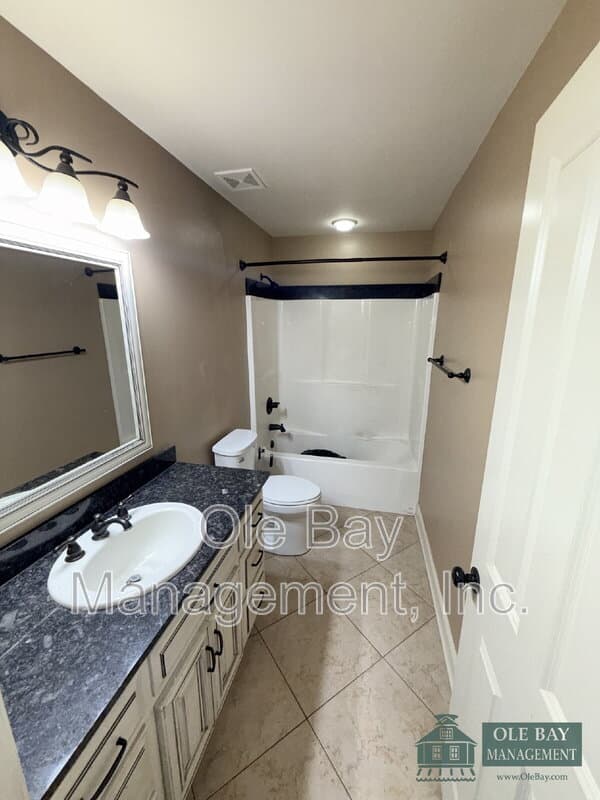 Mobile House: 18 Breydon Ct