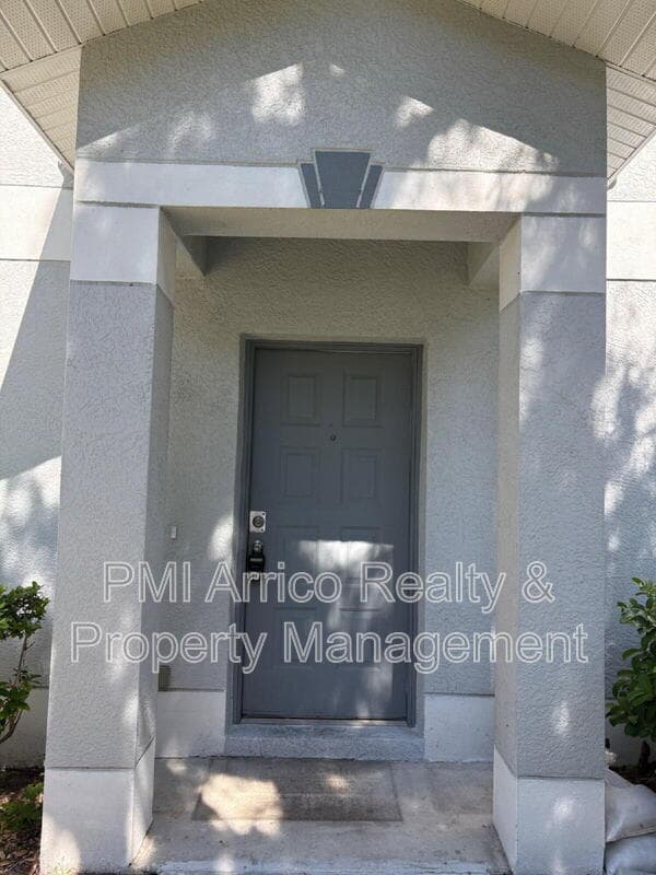 Tampa Townhome: 7430 E Bank Dr