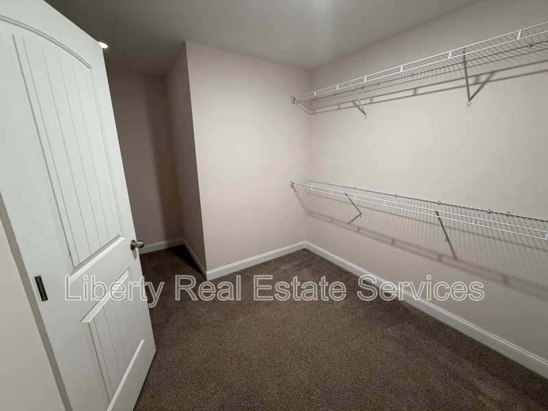 Hinesville House: 224 Whipple Ave