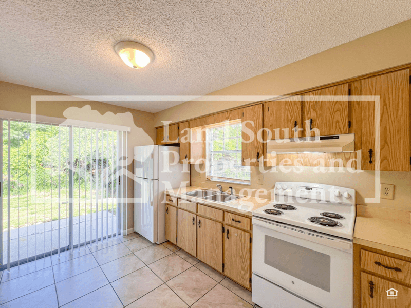 Lakeland House: 5827 Charlton Drive
