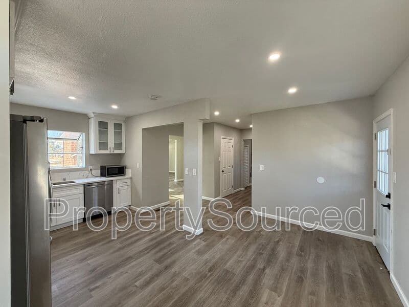 Manteca House: 807 W Yosemite