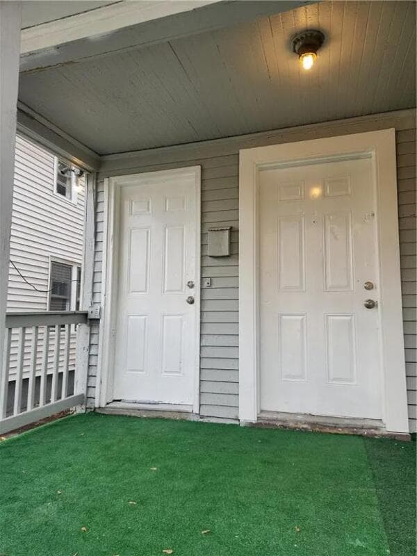 Rochester House: 241 Saratoga Ave