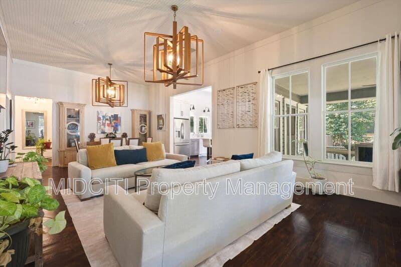 San Marcos House: 1017 W Hopkins St