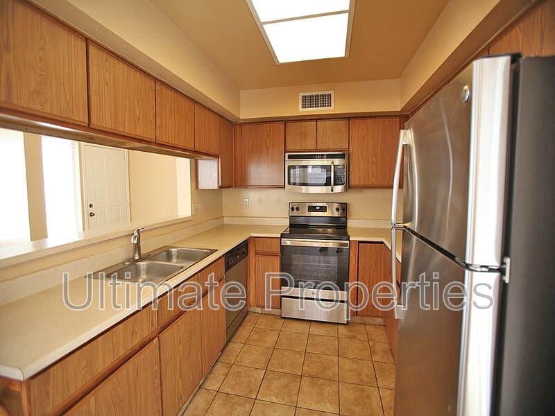 Peoria House: 8832 W Saint John Rd