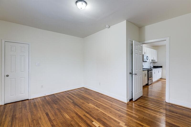 Richmond Condo: 2922 Noble Ave. A