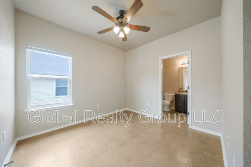 New Braunfels House: 161 S Krueger Ave