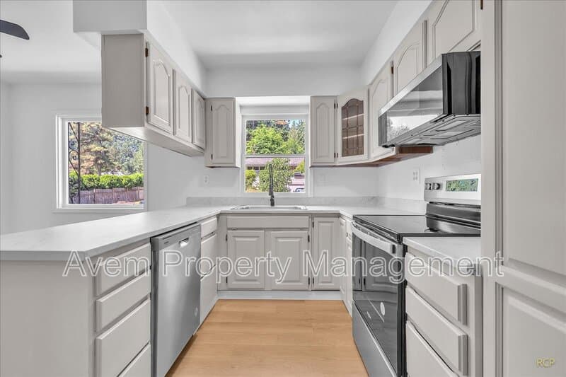 Portland House: 9710 S Corbett Lane