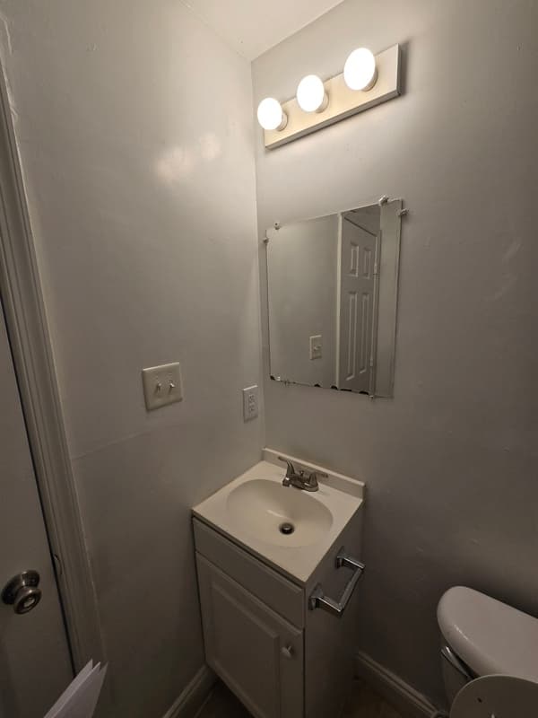 Richmond Condo: 2108 Phaup St