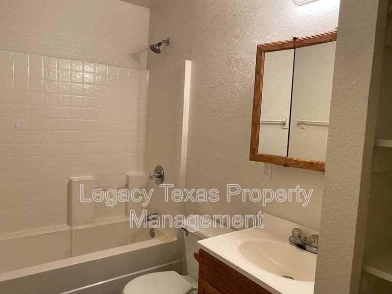 Cleburne Condo: 802 N Wilhite St