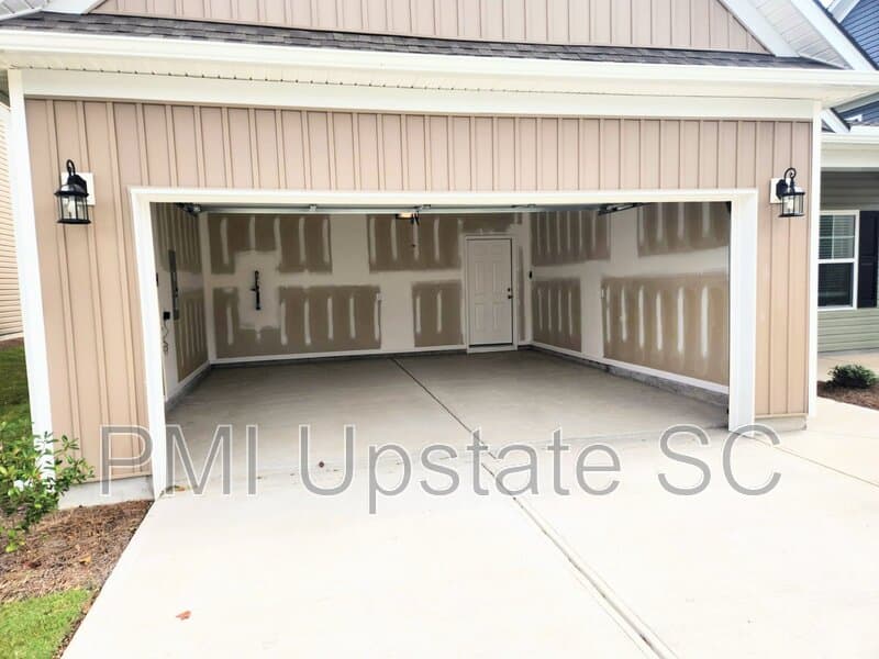 Fountain Inn House: 743 Fountainbrook Ln