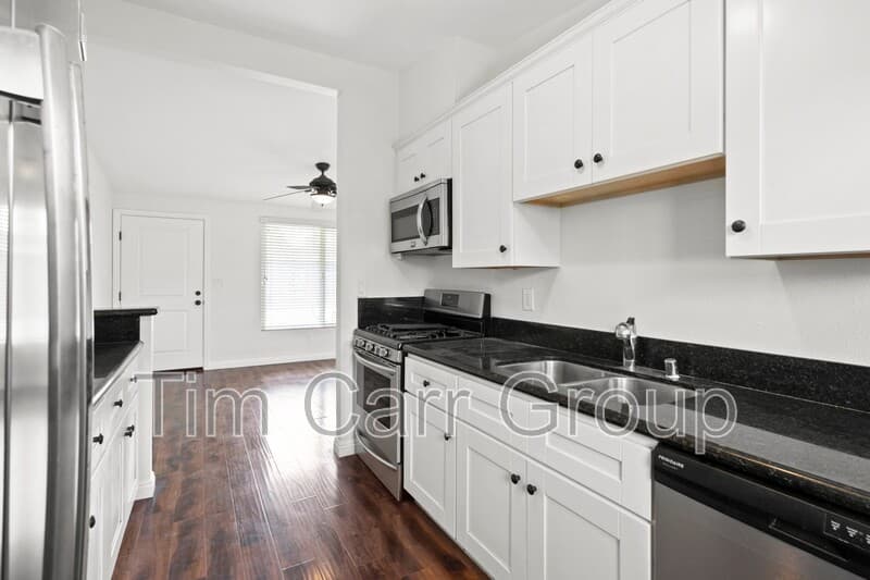 Costa Mesa Condo: 241 E 18th Street