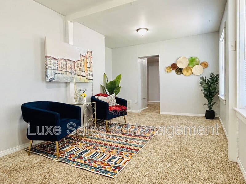 Del City House: 4220 SE 25th St