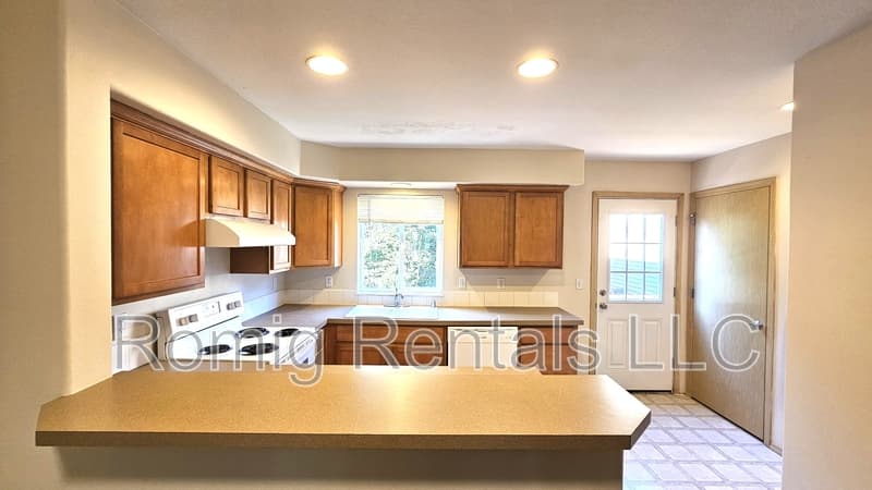 Vancouver House: 4484 Northeast Nicholson Loop