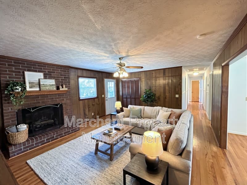 Travelers Rest House: 16 Farmington Trail