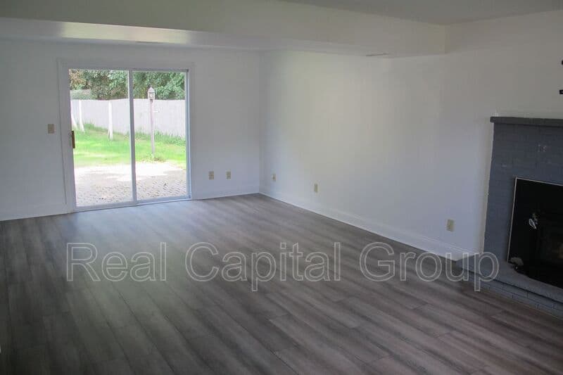 Albany House: 18 Ethel Dr