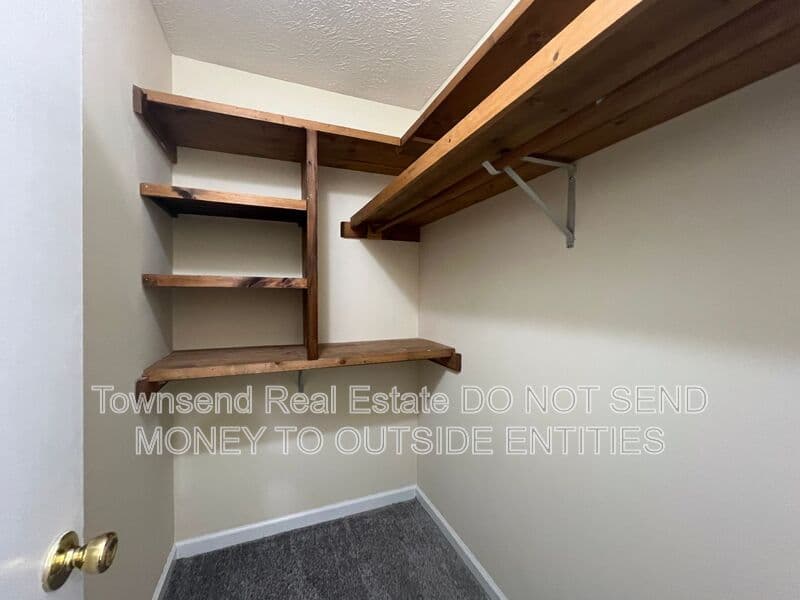 Fayetteville House: 5038 Linton Hall Rd.