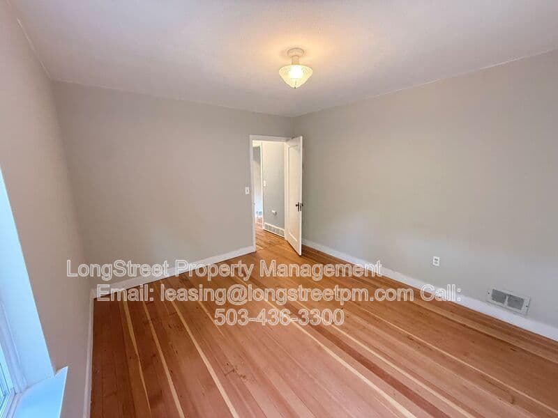 Salem House: 390 23rd St SE