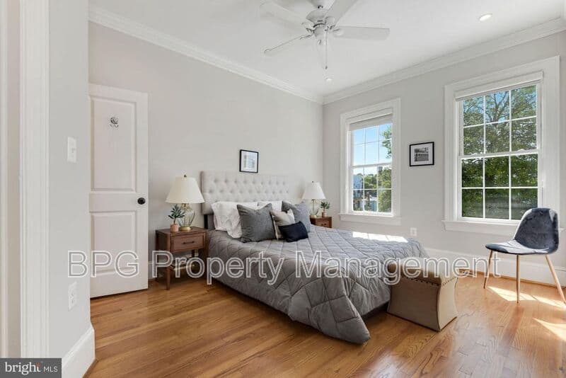 Washington House: 431 Manor PL NW
