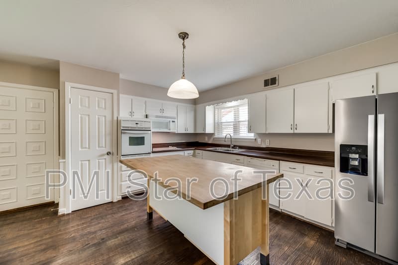 Dallas House: 11643 Rogue Way