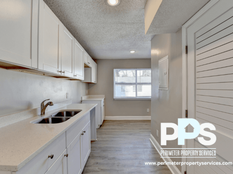 Atlanta House: 390 West Lake Avenue