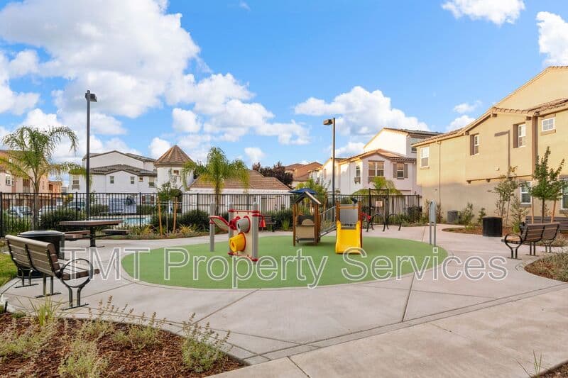 Sacramento Townhome: 23 Advantage Court