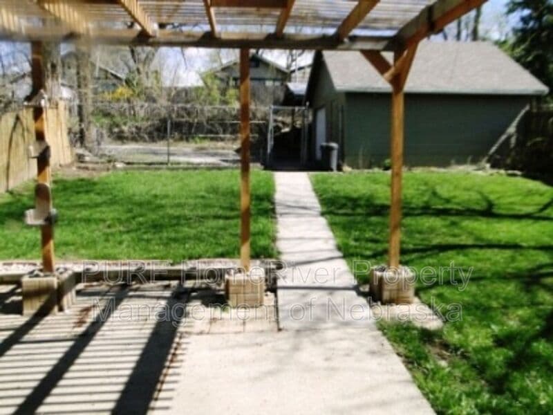 Omaha House: 1009 N 49th Ave