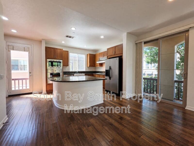 Redondo Beach Townhome: 84 Palos Verdes Blvd