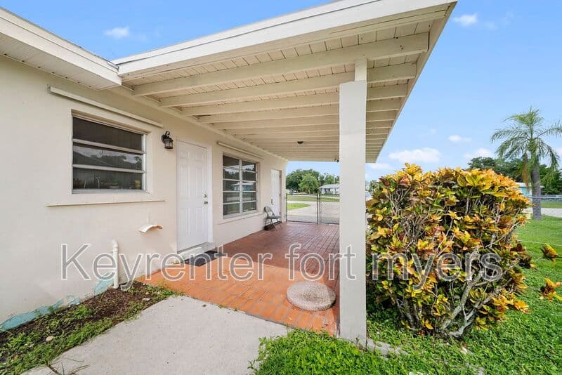 North Fort Myers House: 275 Lakeview Dr