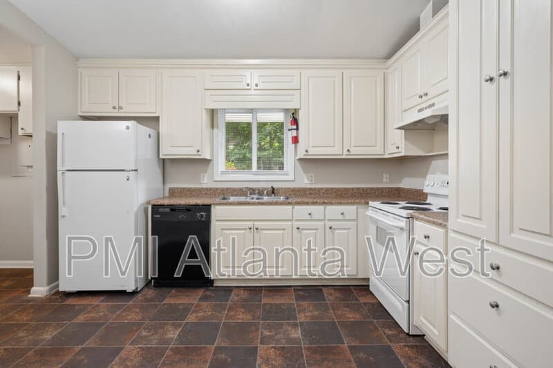 Atlanta House: 5490 Saint Lo Ln