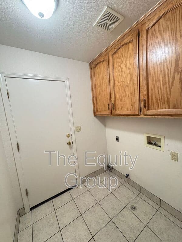 Visalia House: 323 South Citrus Court