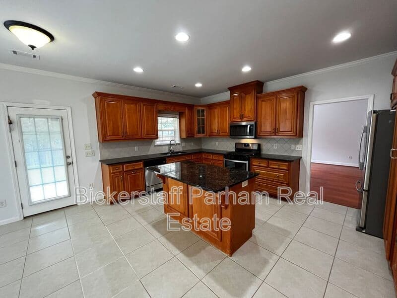 Columbus House: 7013 Imperial Way
