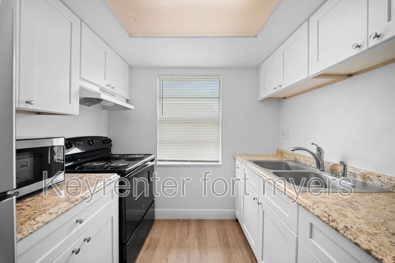 Fort Myers House: 11370 SUMMERWINDS CT