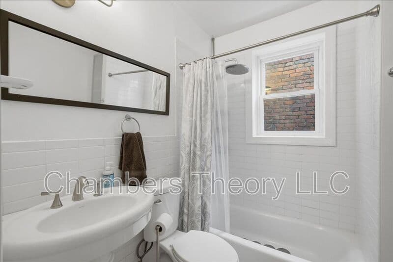 Washington House: 1630 6Th St NW