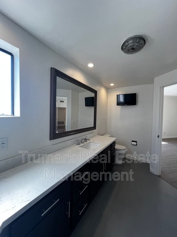 Glendale Condo: 412 N Kenwood St.