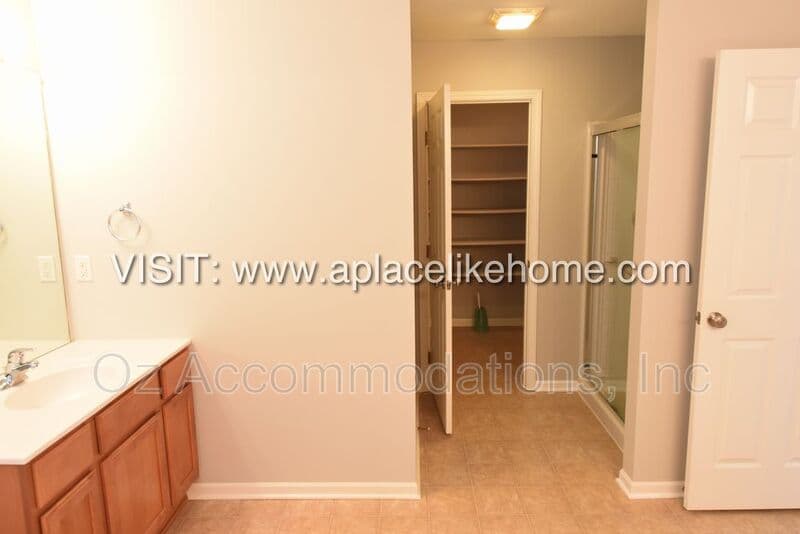 Olathe House: 22413 W 113th Ter