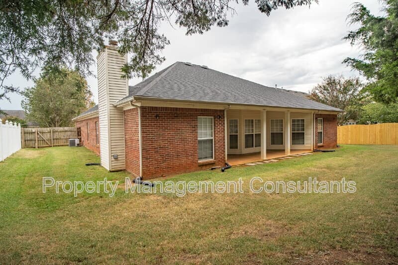 Madison House: 216 Horseshoe Bend North