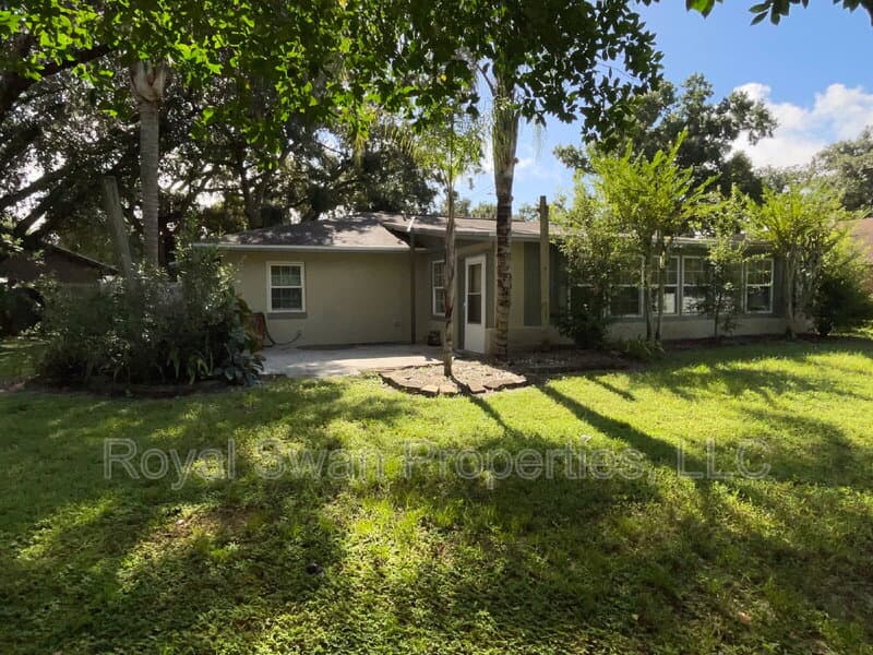 Auburndale House: 222 Lakeview Drive