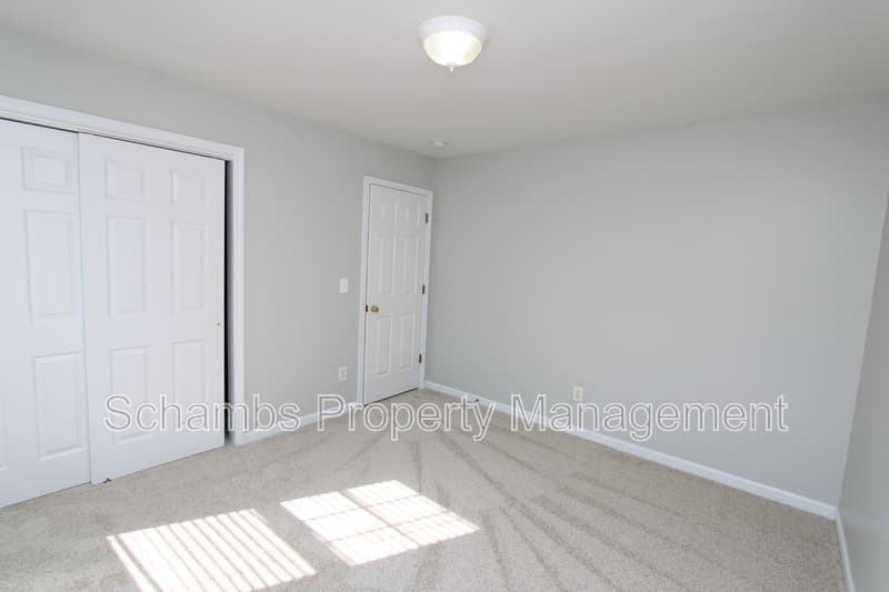 Holly Springs House: 208 Chieftain Dr