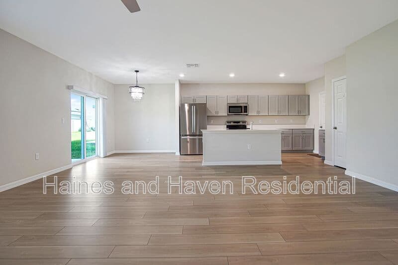 Lake Hamilton House: 3889 Geranium Ave