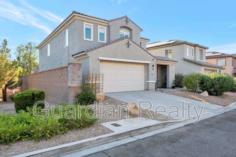 Henderson House: 2485 Sturrock Dr