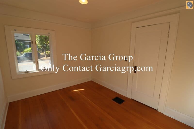 Portland House: 6132 S Corbett Ave