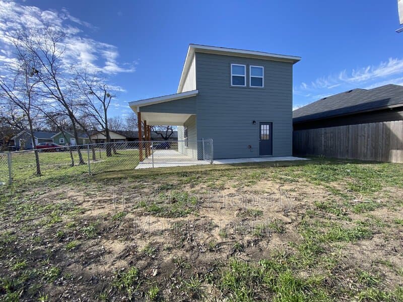 Fort Worth House: 1309 Arizona Ave