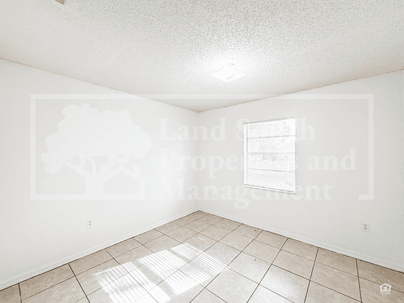 Lakeland House: 5011 Woodgreen Lane