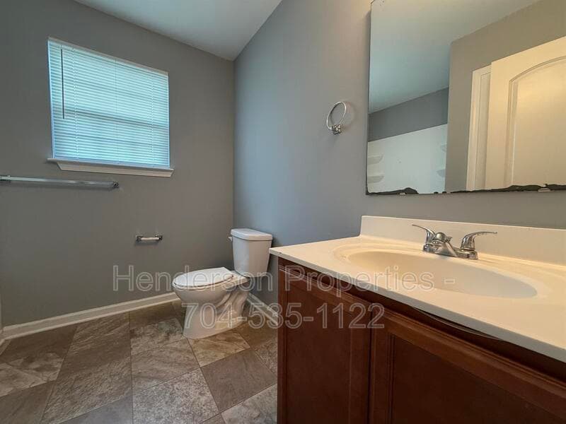 Charlottte House: 9025 Sharpes Cir