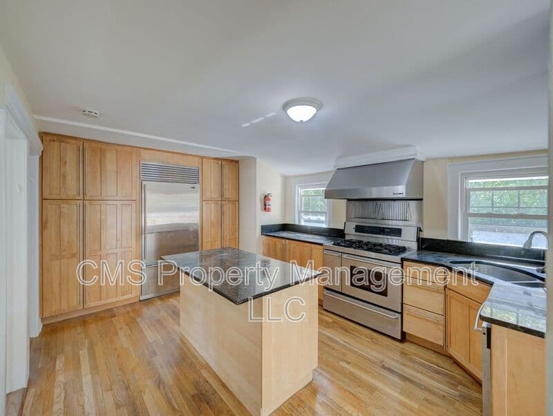 West Orange House: 14 Winding Way