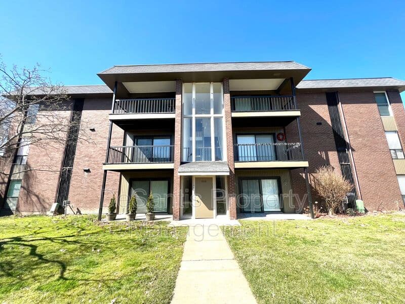 Moon Twp Condo: 800 College Park Drive