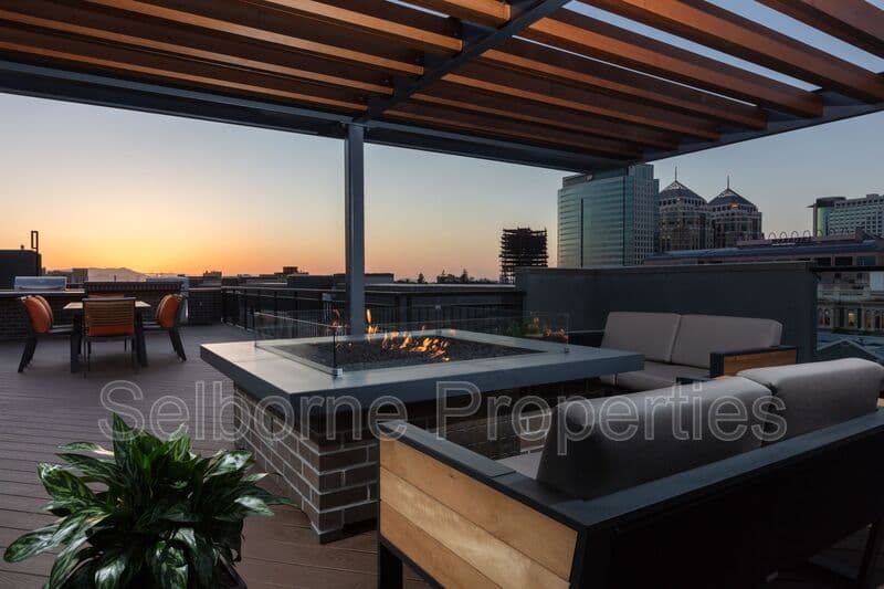 Oakland House: 777 Broadway