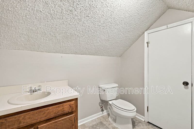Gainesville House: 1028 Holly Drive